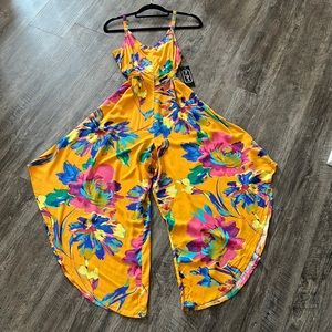 Ivy Street Floral Jumpsuit w/Pockets. Juniors Size- Medium.